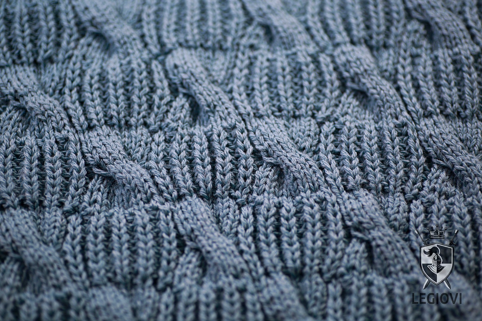 Hand-knitted men's V-neck sweater with button detailing - 画像 (4)